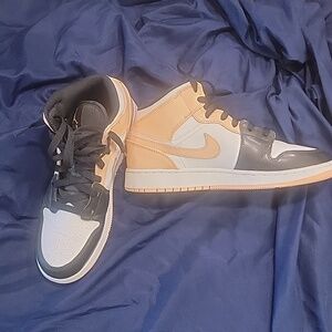 Air Jordan 1 Mid GS size 6.5 Y